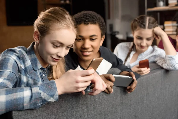 Teenagers using smartphones — Stock Photo, Image