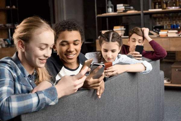 Tieners met behulp van smartphones — Stockfoto