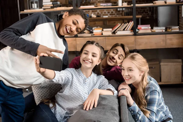 Teenagers taking selfie on smartphone — Stock Photo, Image