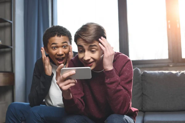 Двое подростков делают видеозвонок — стоковое фото