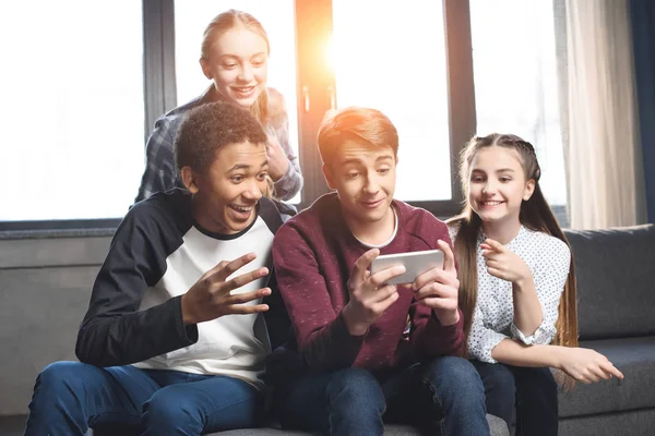 Tonåringar som ringer videosamtal — Stockfoto