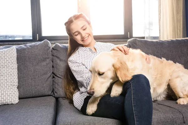 Gadis memeluk anjing — Stok Foto