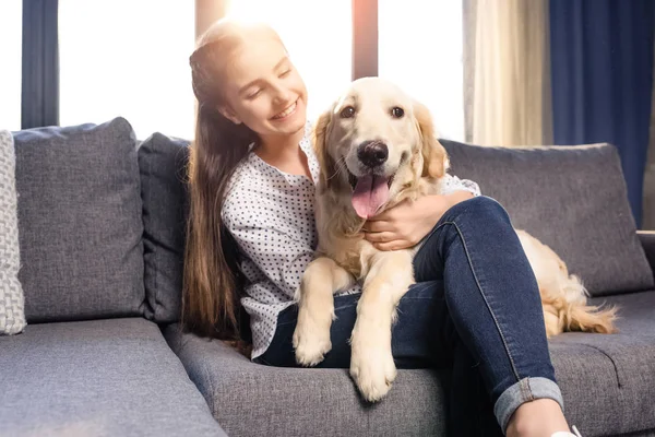 Mädchen umarmt Hund — Stockfoto