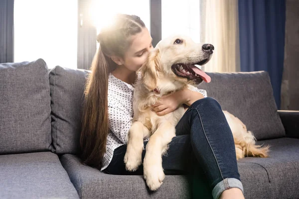 Kız kucaklayan köpek. — Stok fotoğraf