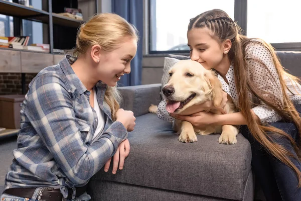 Meninas abraçando cão — Fotografia de Stock