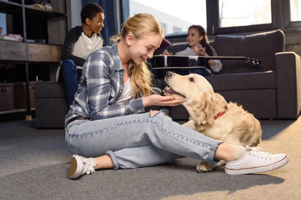 Adolescentes y golden retriever perro — Foto de Stock