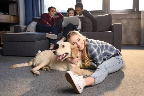 Teenagers and golden retriever dog — Stock Photo, Image