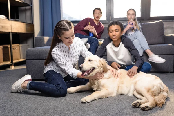 Adolescentes com cão golden retriever — Fotografia de Stock