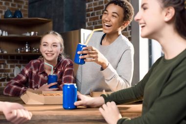 Arkadaşlar birlikte vakit geçiriyorlar.