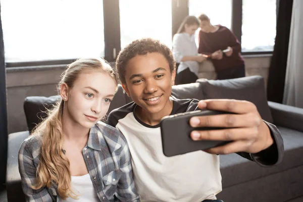 Pareja adolescente tomando selfie — Foto de Stock