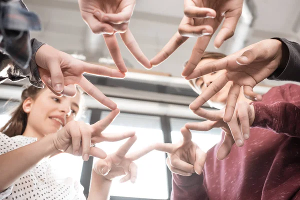 Teenagers gesturing together — Stock Photo, Image