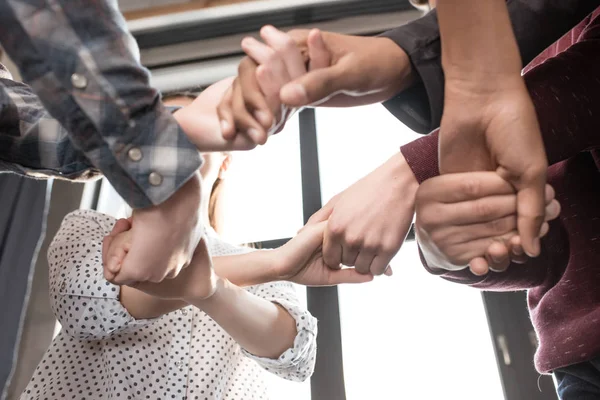 Tonåringar gestikulerande tillsammans — Stockfoto