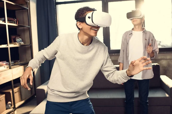 Jungen in Virtual-Reality-Headsets — Stockfoto
