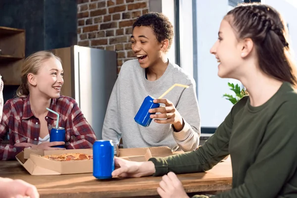 Vrienden die samen tijd doorbrengen — Stockfoto