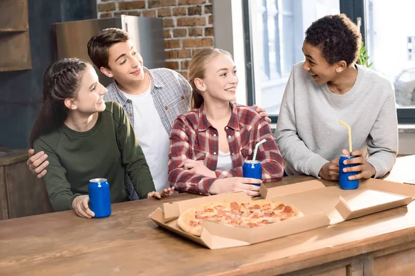 Freunde verbringen Zeit miteinander — Stockfoto