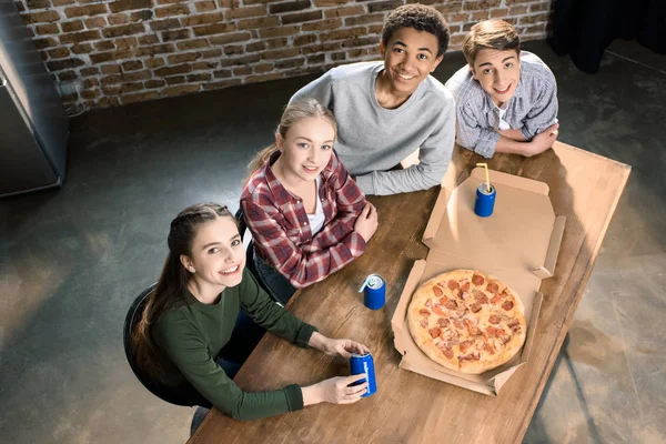 Friends spending time together — Stock Photo, Image