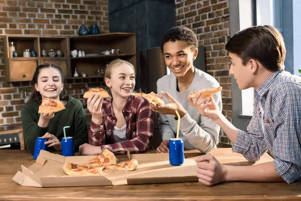 Vrienden die samen tijd doorbrengen — Stockfoto