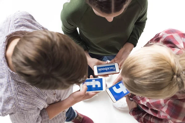 Teenage friends with smartphones — Stock Photo, Image