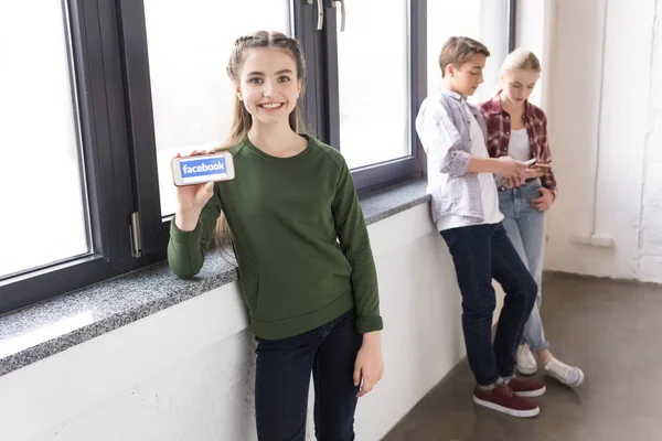 Adolescente chica mostrando smartphone — Foto de Stock