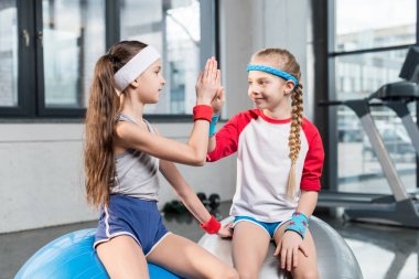 Spor fitness stüdyosu, küçük kız
