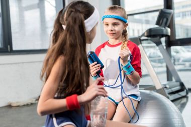 Spor fitness stüdyosu, küçük kız