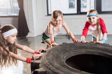 Lastik fitness stüdyosu ile eğitim çocuklar