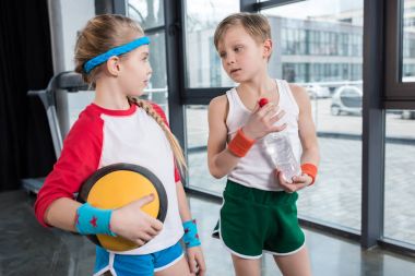 küçük erkek ve kız spor giyim konuşmaktan