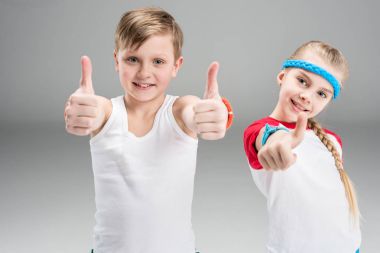 oğlan ve kız spor giyim 