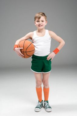 basketbol topu ile etkin çocuk