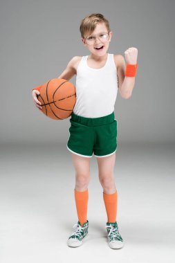 basketbol topu ile etkin çocuk