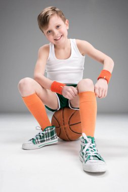 basketbol topu ile etkin çocuk