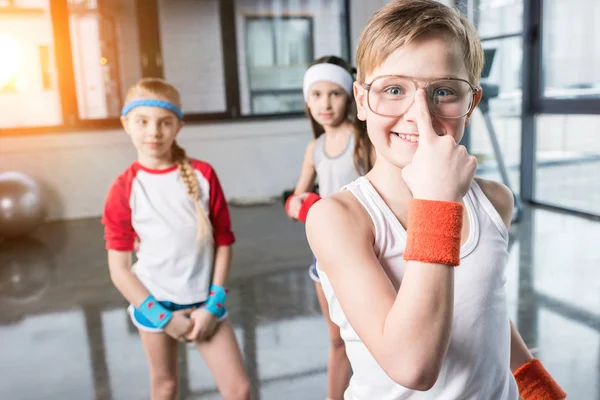 Gyerekek bolondozás körül fitness stúdió — Stock Fotó