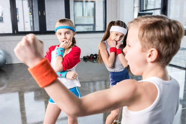 Gyerekek bolondozás körül fitness stúdió — Stock Fotó