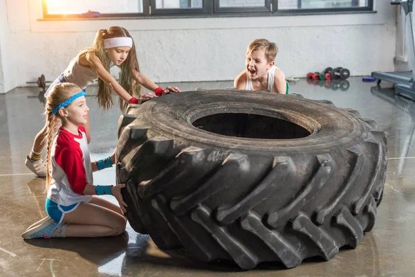 Trening z opon w fitness studio dla dzieci — Zdjęcie stockowe