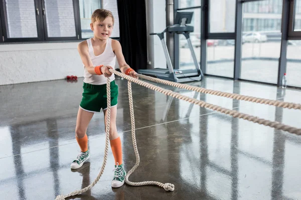 Παιδί αγόρι προπόνηση με σχοινιά — Φωτογραφία Αρχείου