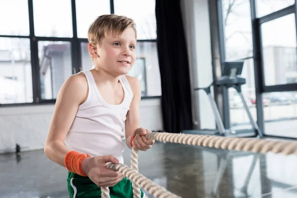 Chłopiec dziecko szkolenia z liny — Zdjęcie stockowe