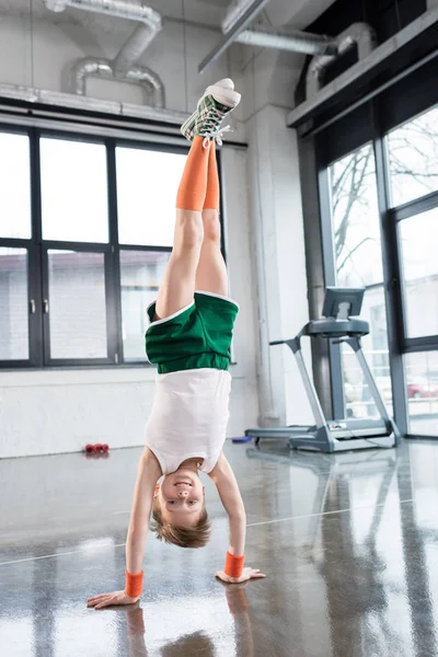 Garoto treinamento menino no estúdio de fitness — Fotografia de Stock