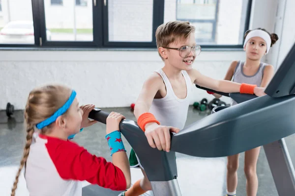 Enfants dans la formation de vêtements de sport sur tapis roulant — Photo