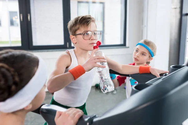 Kids in sportswear training on treadmill — Stock Photo, Image