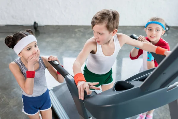 Niños activos en ropa deportiva — Foto de Stock