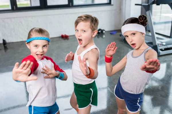 Aktiva barn i sportkläder — Stockfoto