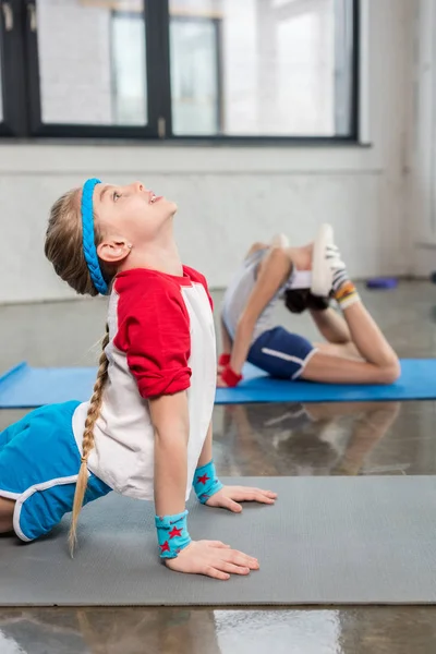 Mädchen beim Turnen im Fitnessstudio — Stockfoto