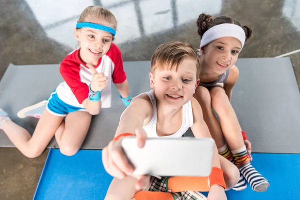 Kids taking selfie — Stock Photo, Image