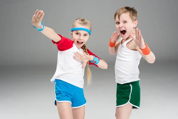 Jongen en meisje in sportkleding — Stockfoto