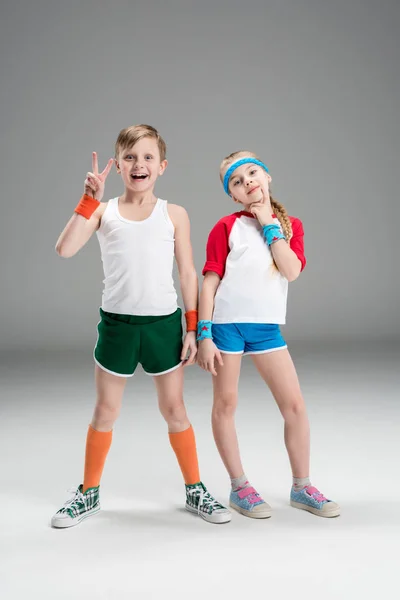 Niño y niña en ropa deportiva — Foto de Stock