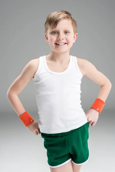 Маленький мальчик в спортивной одежде — стоковое фото
