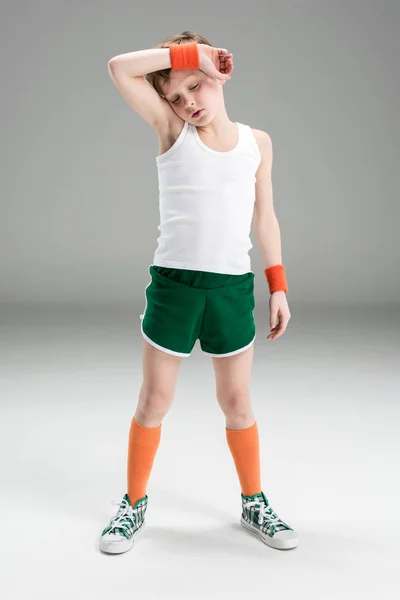 Kleine jongen in sportkleding — Stockfoto