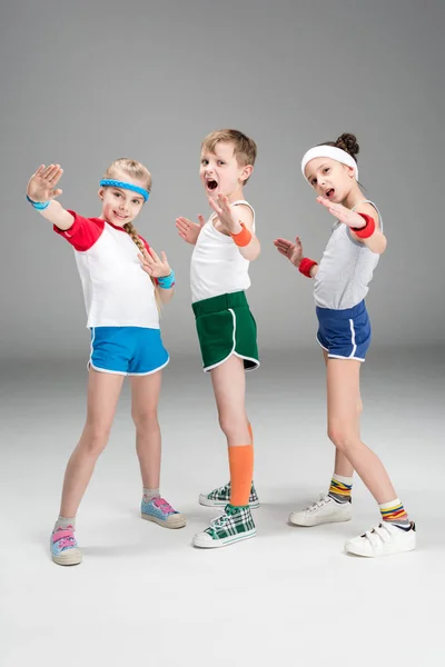 Активні діти в спортивному одязі — стокове фото