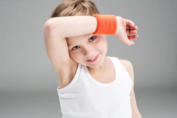 Kleine jongen in sportkleding — Stockfoto