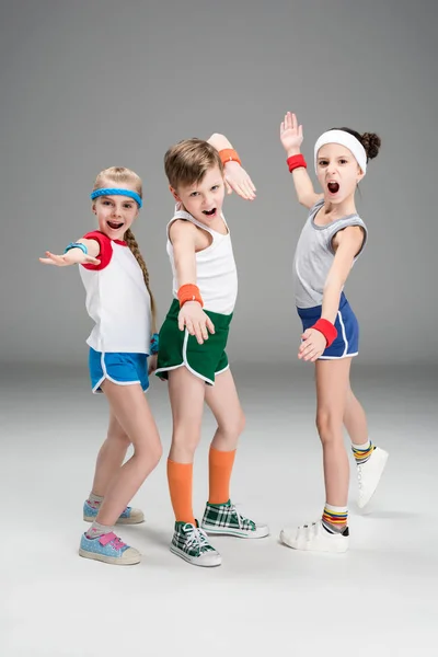 Aktywne dzieci w Odzież sportowa — Zdjęcie stockowe